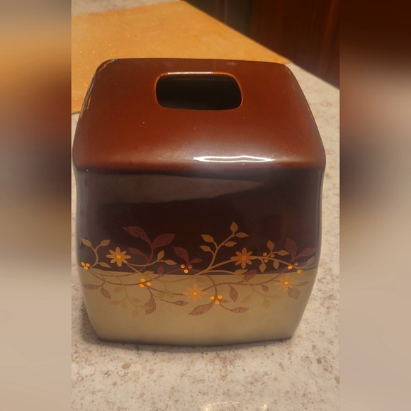 Bed, Bath, & Beyond Brown Tissue Cover with gold accent design - Picture 1 of 5